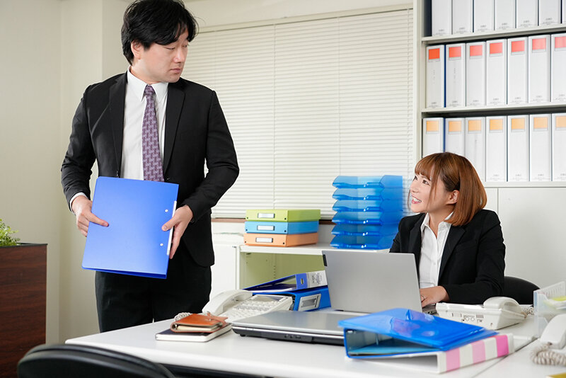 会社で先輩社員と談笑する月妃さら
