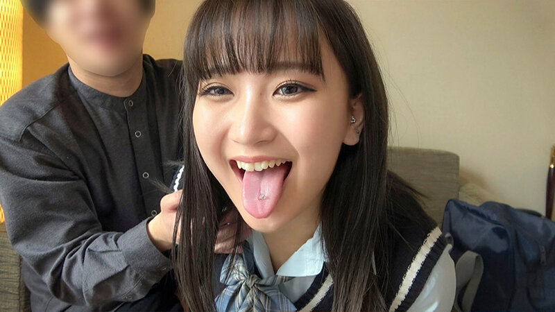 舌ピアスを見せる姫宮すみれ