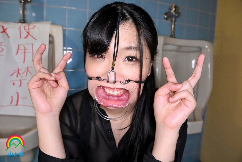 鼻フックと口枷をつけてダブルピースするみひな