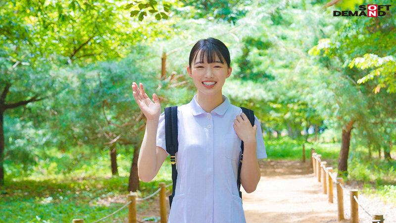 笑顔で手をふる篠宮花音