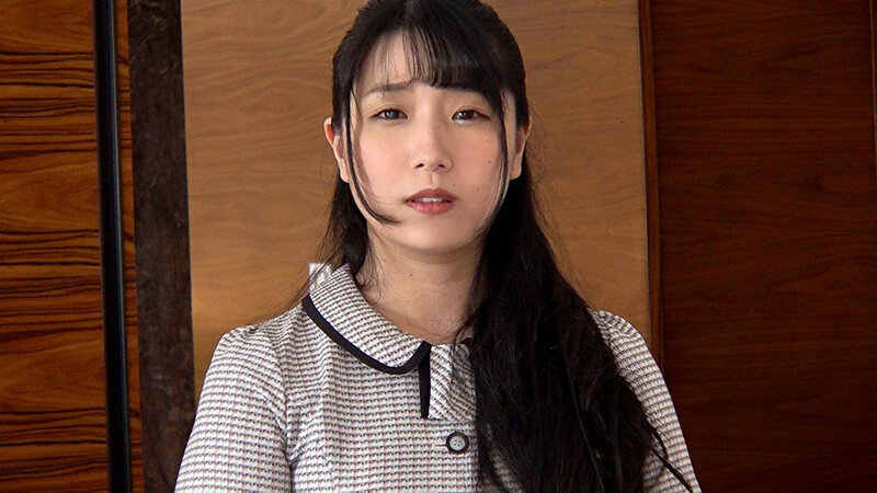 切ない表情で男性を見つめるみひな