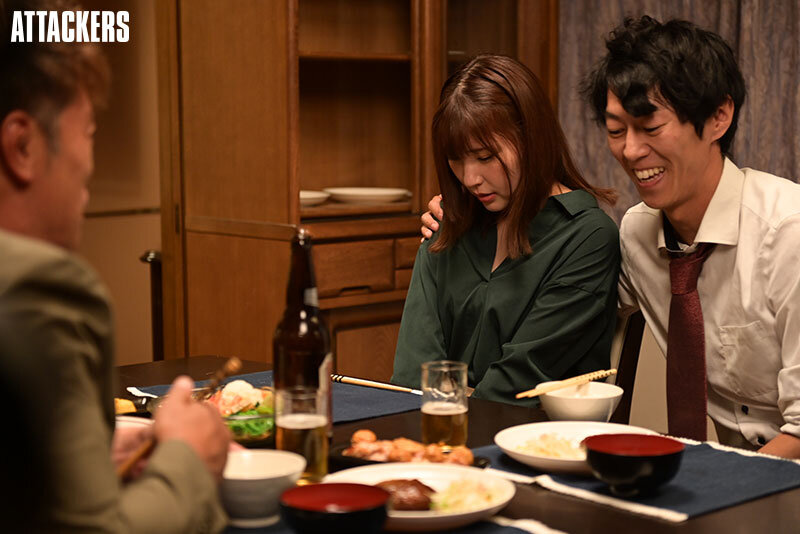 夫と夫の先輩と食卓につく竹内夏希